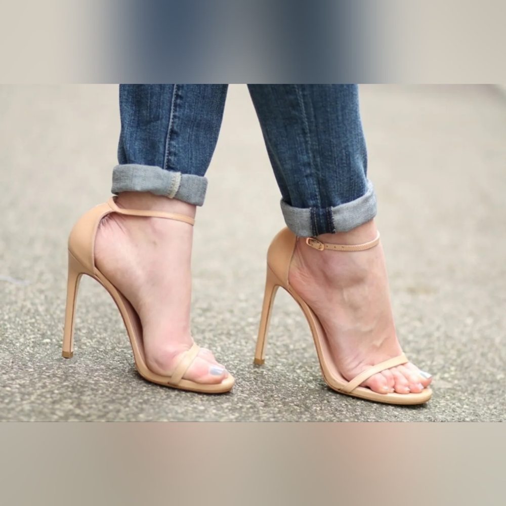NWOT Famous Stuart Weitzman nudistrong heels!
